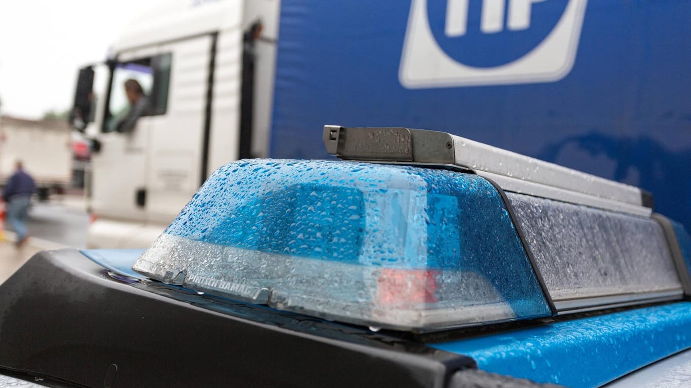 Blaulicht eines Streifenwagens (Symbolbild): In Hagen hat ein 39-Jähriger einen Polizeieinsatz behindert und die Beamten beleidigt.