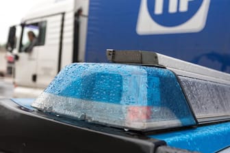 Blaulicht eines Streifenwagens (Symbolbild): In Hagen hat ein 39-Jähriger einen Polizeieinsatz behindert und die Beamten beleidigt.