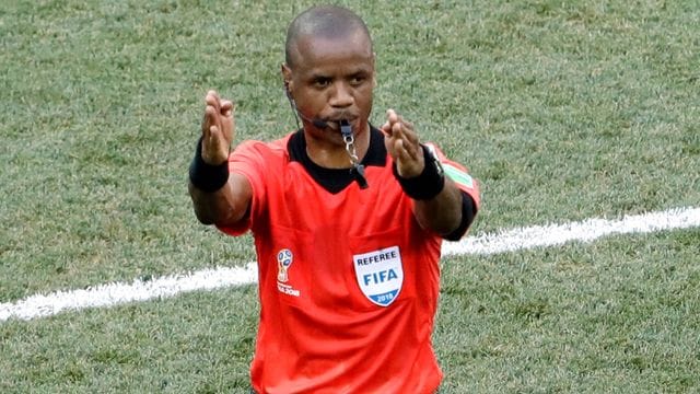 Hatte beim Afrika-Cup gleich zweimal zu früh abgepfiffen: Schiedsrichter Janny Sikazwe aus Sambia. Hatte beim Afrika-Cup gleich zweimal zu früh abgepfiffen: Schiedsrichter Janny Sikazwe aus Sambia.