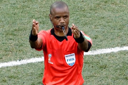 Hatte beim Afrika-Cup gleich zweimal zu früh abgepfiffen: Schiedsrichter Janny Sikazwe aus Sambia.