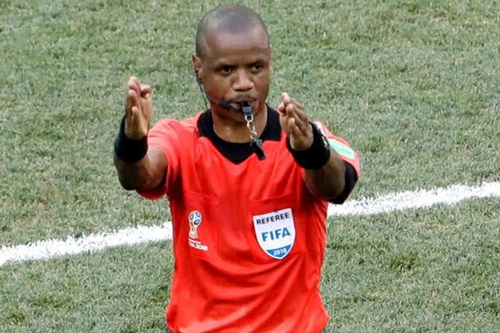 Hatte beim Afrika-Cup gleich zweimal zu früh abgepfiffen: Schiedsrichter Janny Sikazwe aus Sambia.