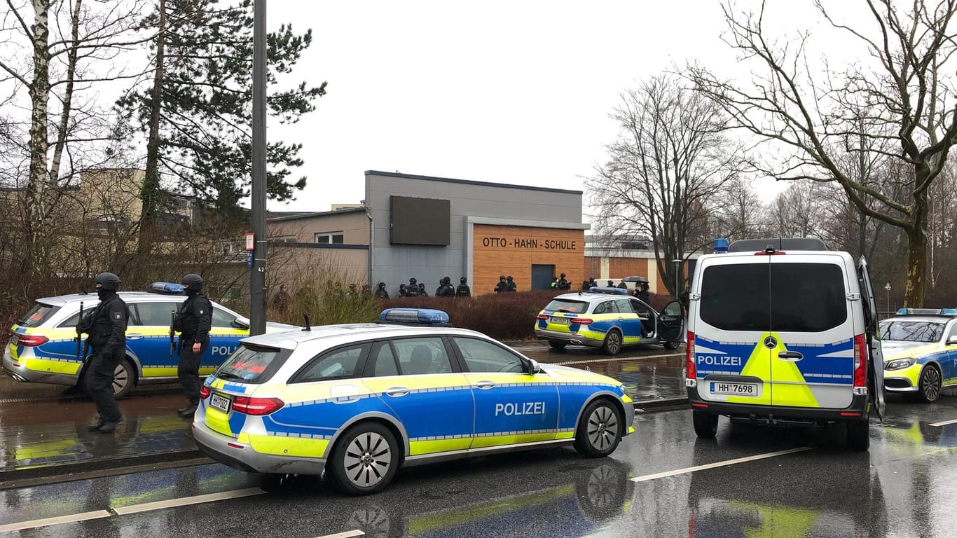 Polizeiautos stehen vor der Schule in Hamburg-Jenfeld. Bisher ist nicht klar, ob die Person die Schule betreten hat.