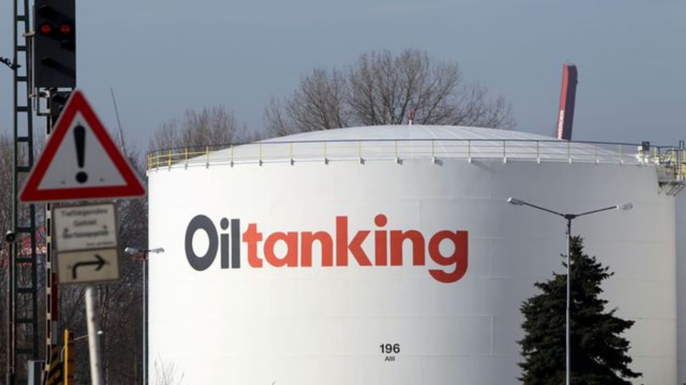 Ein Öltank der Firma Oiltanking in Hamburg.