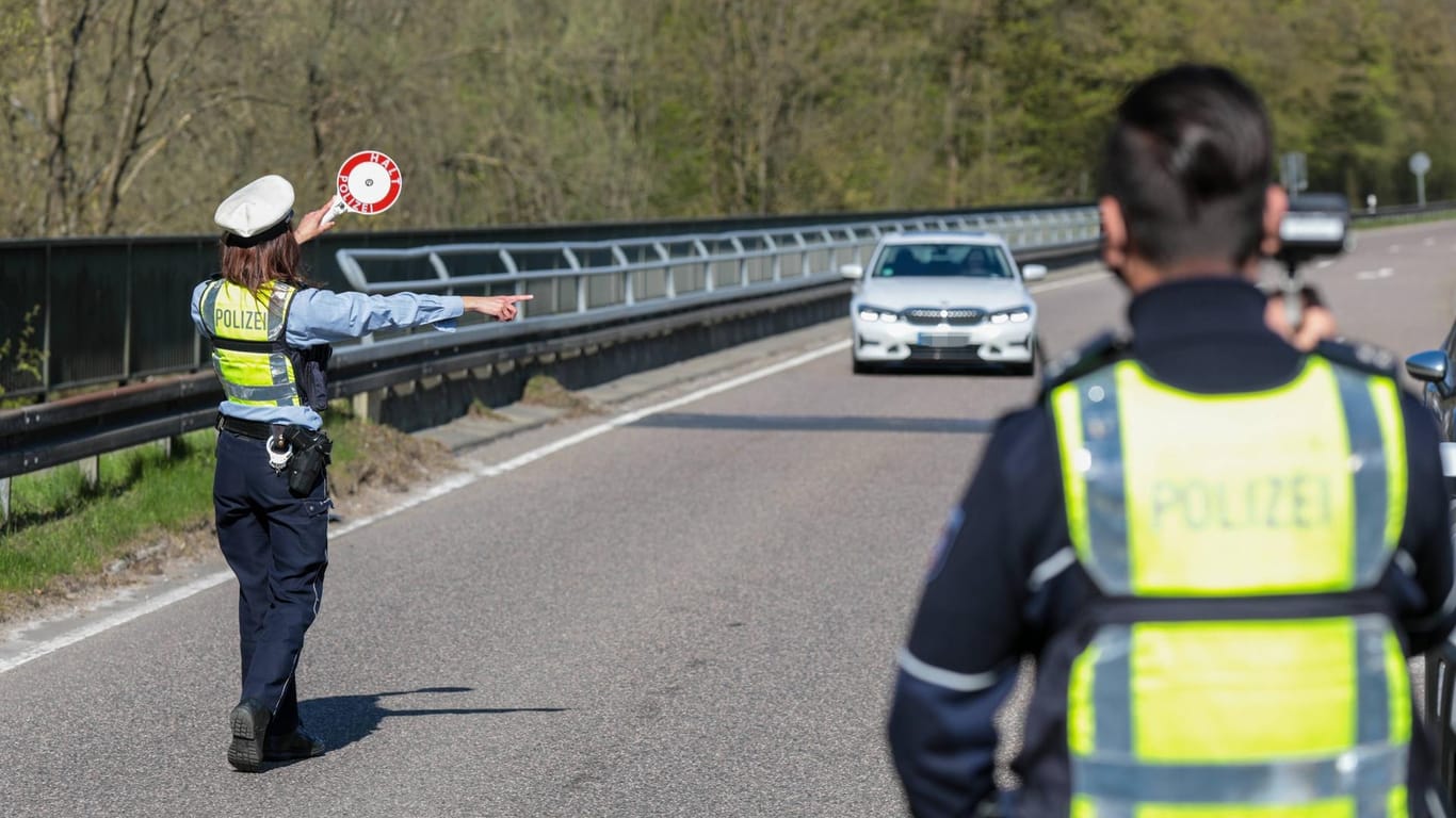 Polizeibeamte bei einer Verkehrskontrolle auf der Autobahn (Symbolbild): Rund 200.000 Euro beträgt das Ordnungsgeld für die Verkehrsverstöße ausländischer Diplomaten.