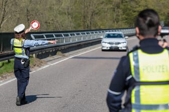 Polizeibeamte bei einer Verkehrskontrolle auf der Autobahn (Symbolbild): Rund 200.000 Euro beträgt das Ordnungsgeld für die Verkehrsverstöße ausländischer Diplomaten.