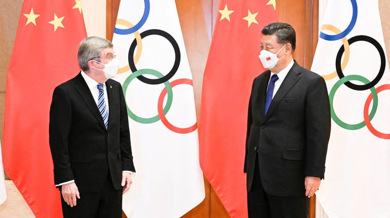 Xi Jinping und Thomas Bach, Präsident des Internationalen Olympischen Komitees: Die Vergabe der Spiele nach Peking ist nicht unumstritten.