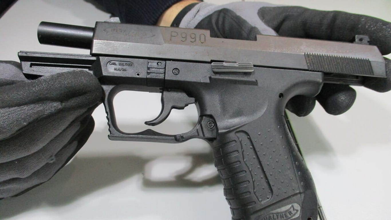 Eine Person hält eine Pistole in den Händen: Die Waffe wurde bei einer Kontrolle sichergestellt.