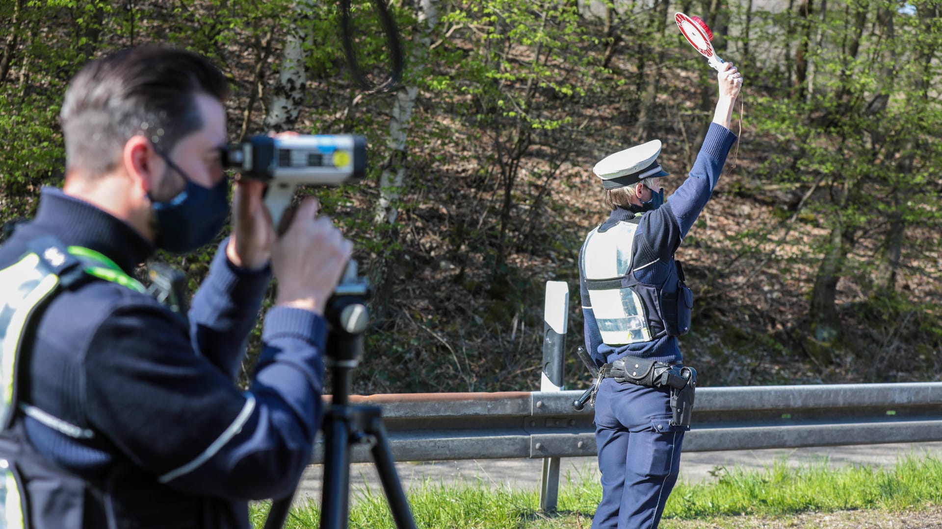 Zwei Polizeibeamte bei einer Geschindigkeitskontrolle (Symbolbild): Ein 20-Jähriger war 85km/h zu schnell gefahren. Zwei Polizeibeamte bei einer Geschindigkeitskontrolle (Symbolbild): Ein 20-Jähriger war 85km/h zu schnell gefahren.
