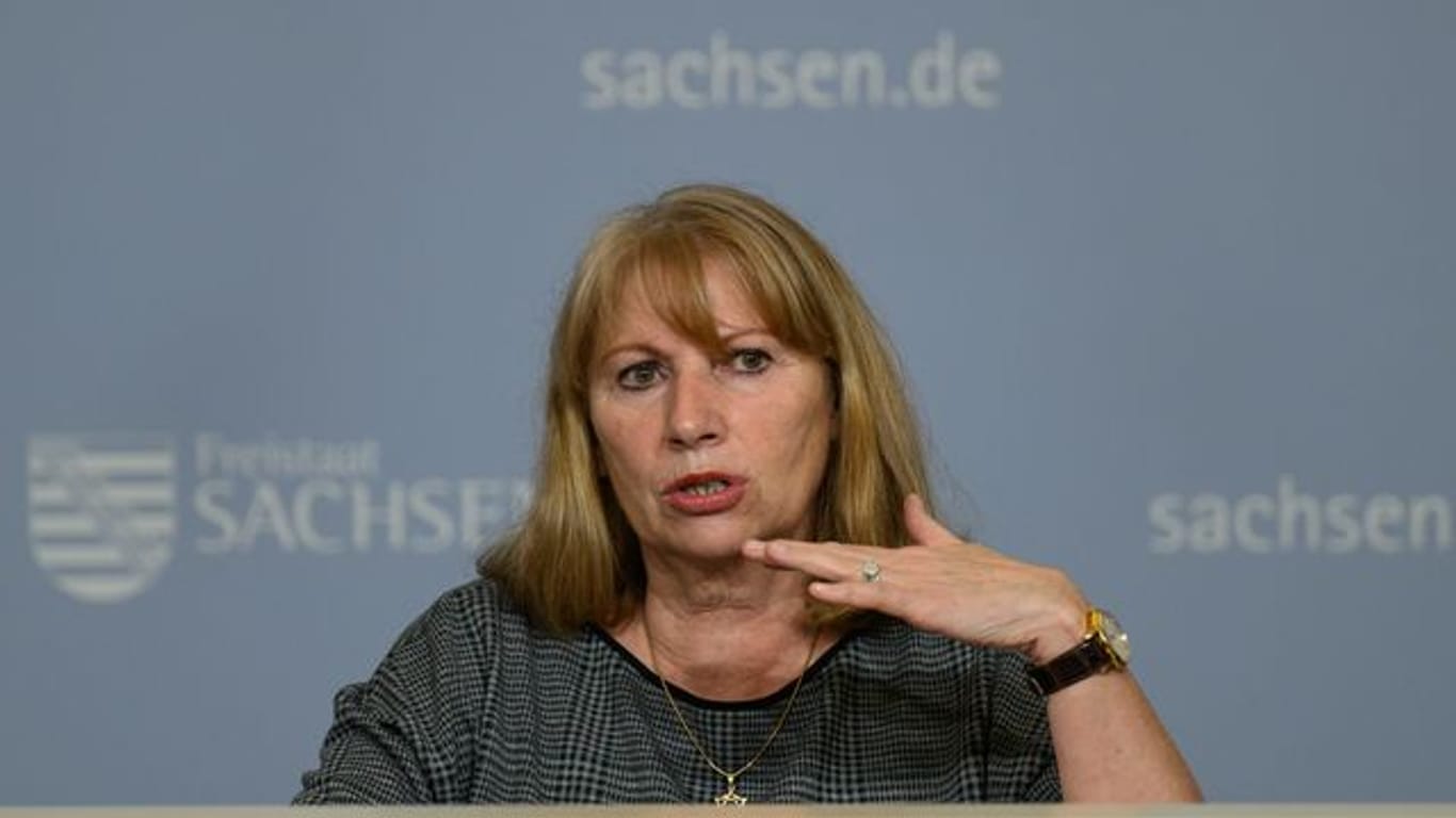 Die Sozialministerin von Sachsen, Petra Köpping (SPD), spricht während der Kabinettspressekonferenz in der Sächsischen Staatskanzlei.