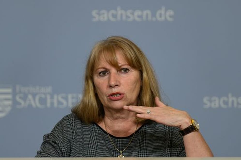 Die Sozialministerin von Sachsen, Petra Köpping (SPD), spricht während der Kabinettspressekonferenz in der Sächsischen Staatskanzlei.
