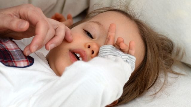 Haben kleine Kinder eine Bindehautentzündung, dürfen sie nicht in den Kindergarten gebracht werden.