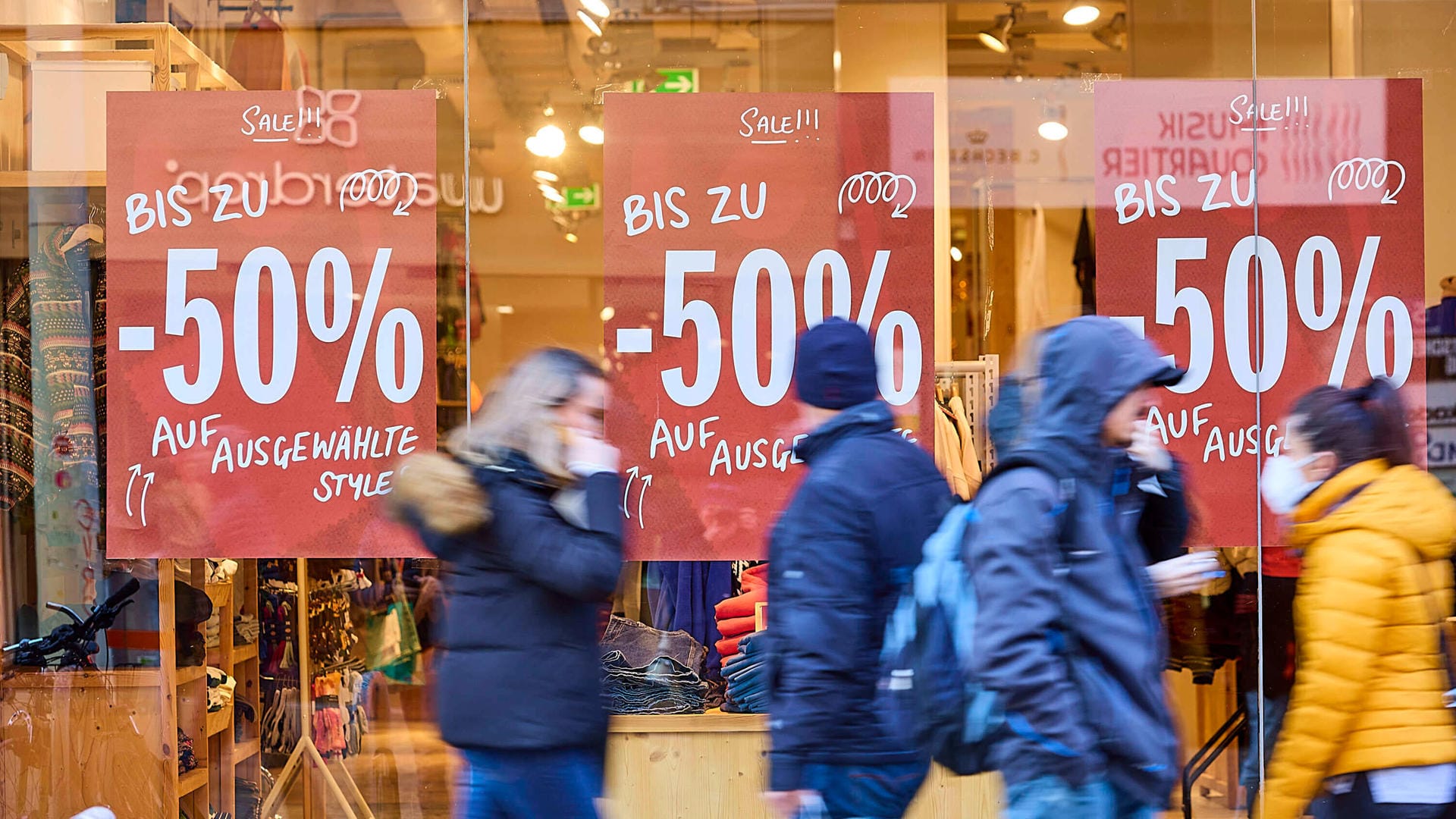 Rabattschlacht im Einzelhandel (Symbolbild): Vor dem Winterschlussverkauf sind die Lagerbestände der Händler geringer als sonst.