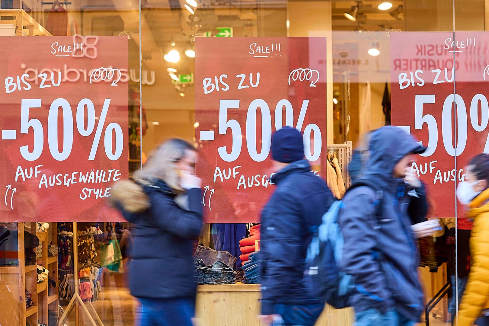 Rabattschlacht im Einzelhandel (Symbolbild): Vor dem Winterschlussverkauf sind die Lagerbestände der Händler geringer als sonst. Rabattschlacht im Einzelhandel (Symbolbild): Vor dem Winterschlussverkauf sind die Lagerbestände der Händler geringer als sonst.