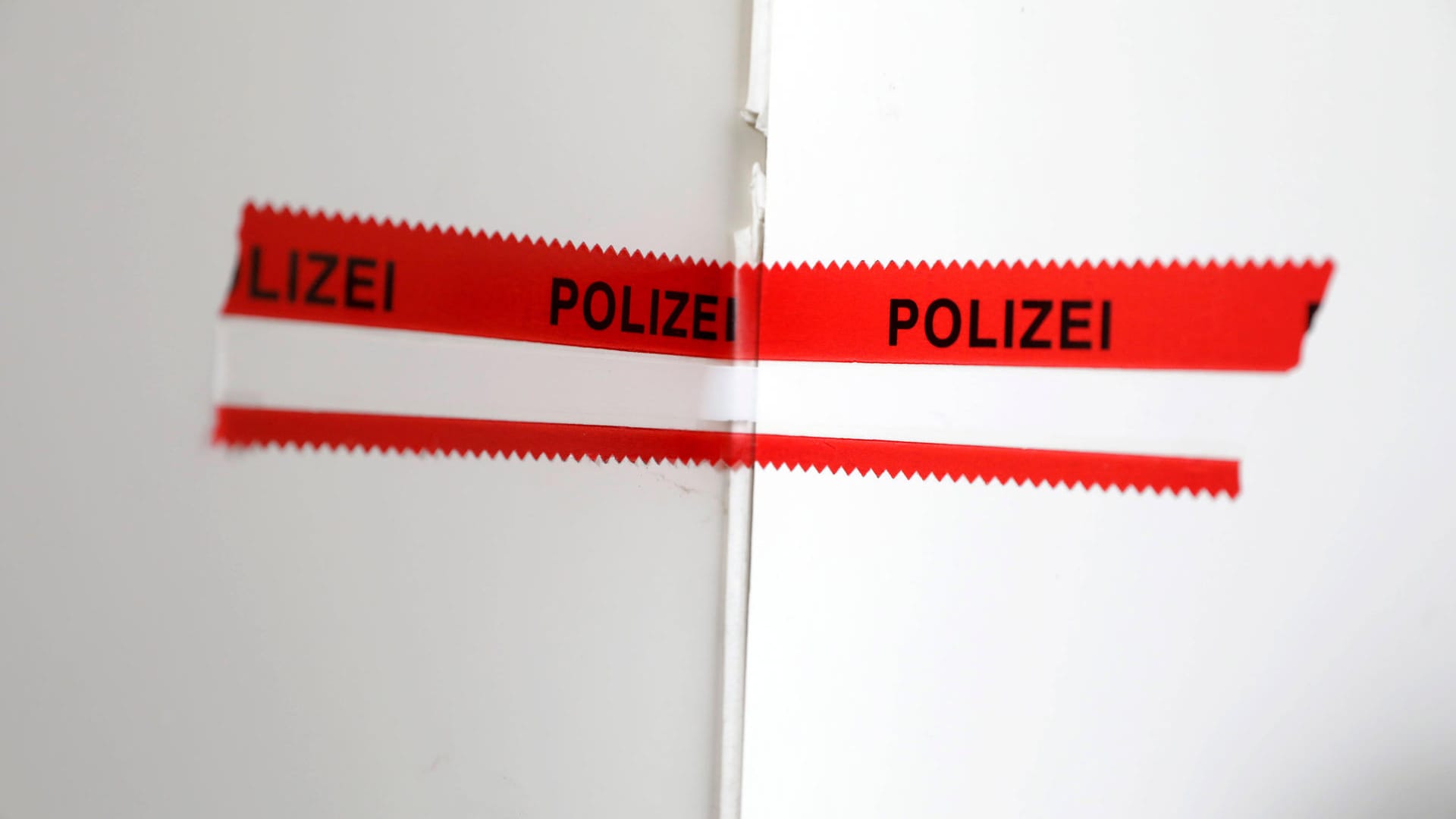 Von der Polizei versiegelte Wohnungstür (Symbolbild): Wegen der Auffindesituation hatte zunächst eine Mordkommission ermittelt. Von der Polizei versiegelte Wohnungstür (Symbolbild): Wegen der Auffindesituation hatte zunächst eine Mordkommission ermittelt.