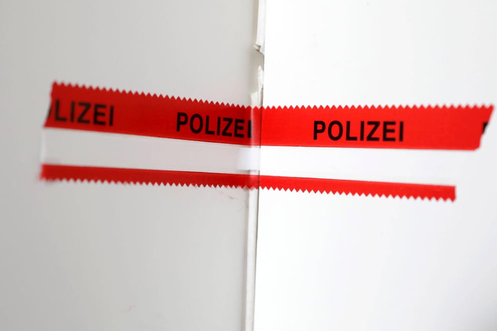 Von der Polizei versiegelte Wohnungstür (Symbolbild): Wegen der Auffindesituation hatte zunächst eine Mordkommission ermittelt.