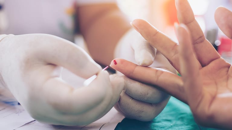 Blutabnahme am Finger einer Patientin. Mithilfe eines einfachen Bluttests ist es Forschern gelungen, eine bestimmte Lungenkrebsart im frühen Stadium zu entdecken.