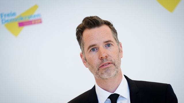 FDP-Fraktionschef Christian Dürr fordert, das Parlament über den Corona-Genesenenstatus entscheiden zu lassen. FDP-Fraktionschef Christian Dürr fordert, das Parlament über den Corona-Genesenenstatus entscheiden zu lassen.