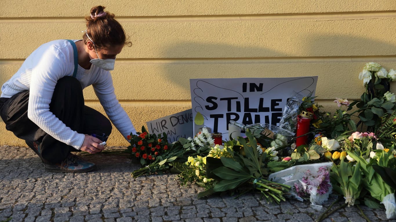 Blumen am Tatort in Potsdam: Die Frau wollte mehr als 40.000 Euro Abfindung von ihrem Arbeitgeber erstreiten.