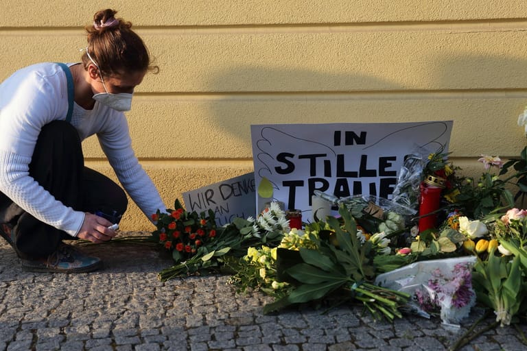Blumen am Tatort in Potsdam: Die Frau wollte mehr als 40.000 Euro Abfindung von ihrem Arbeitgeber erstreiten.
