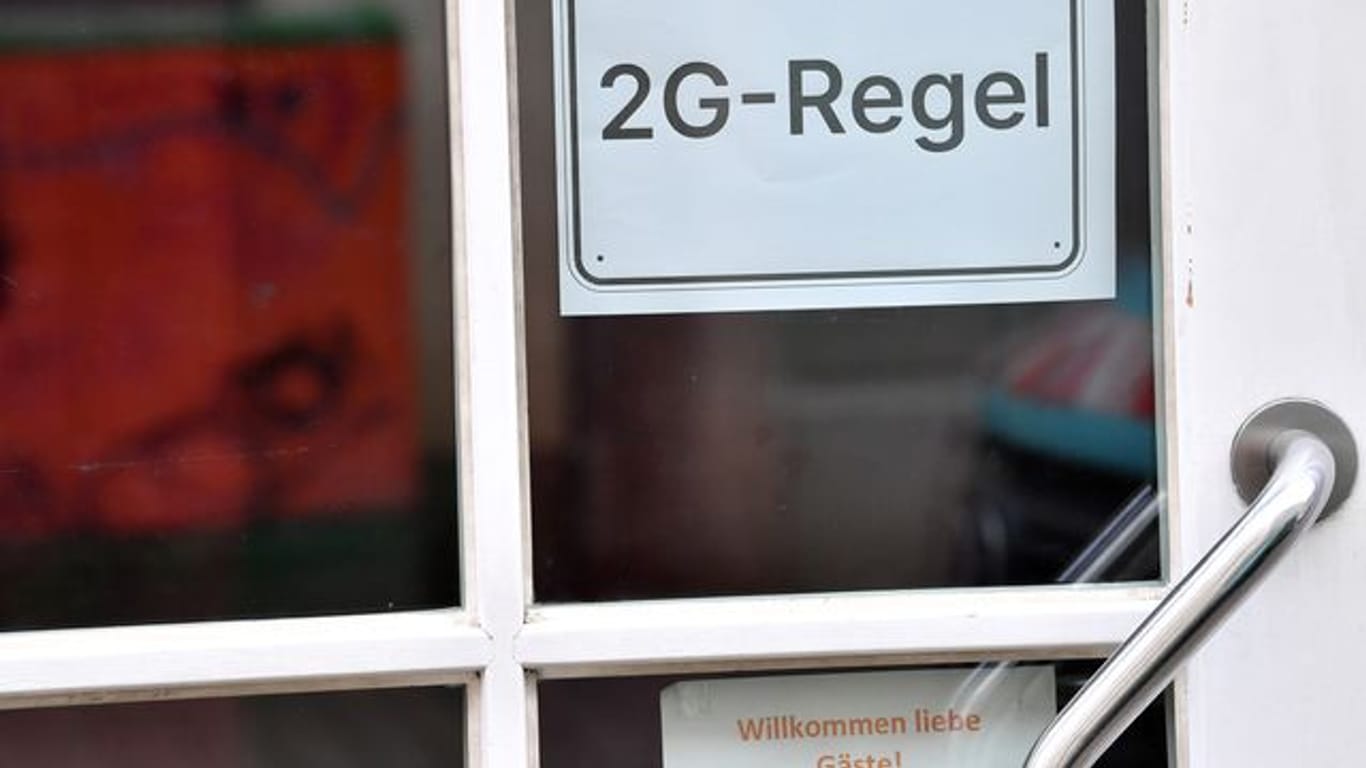 Auf einem Schild am Eingang eines Restaurants steht "2G-Regel".