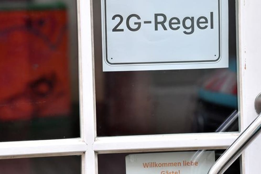 Auf einem Schild am Eingang eines Restaurants steht "2G-Regel".