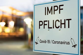 Schild mit der Aufschrift Impfpflicht (Symbolbild): In den Unikliniken in Sachsen sieht man die Impfpflicht für das Personal nicht problematisch.