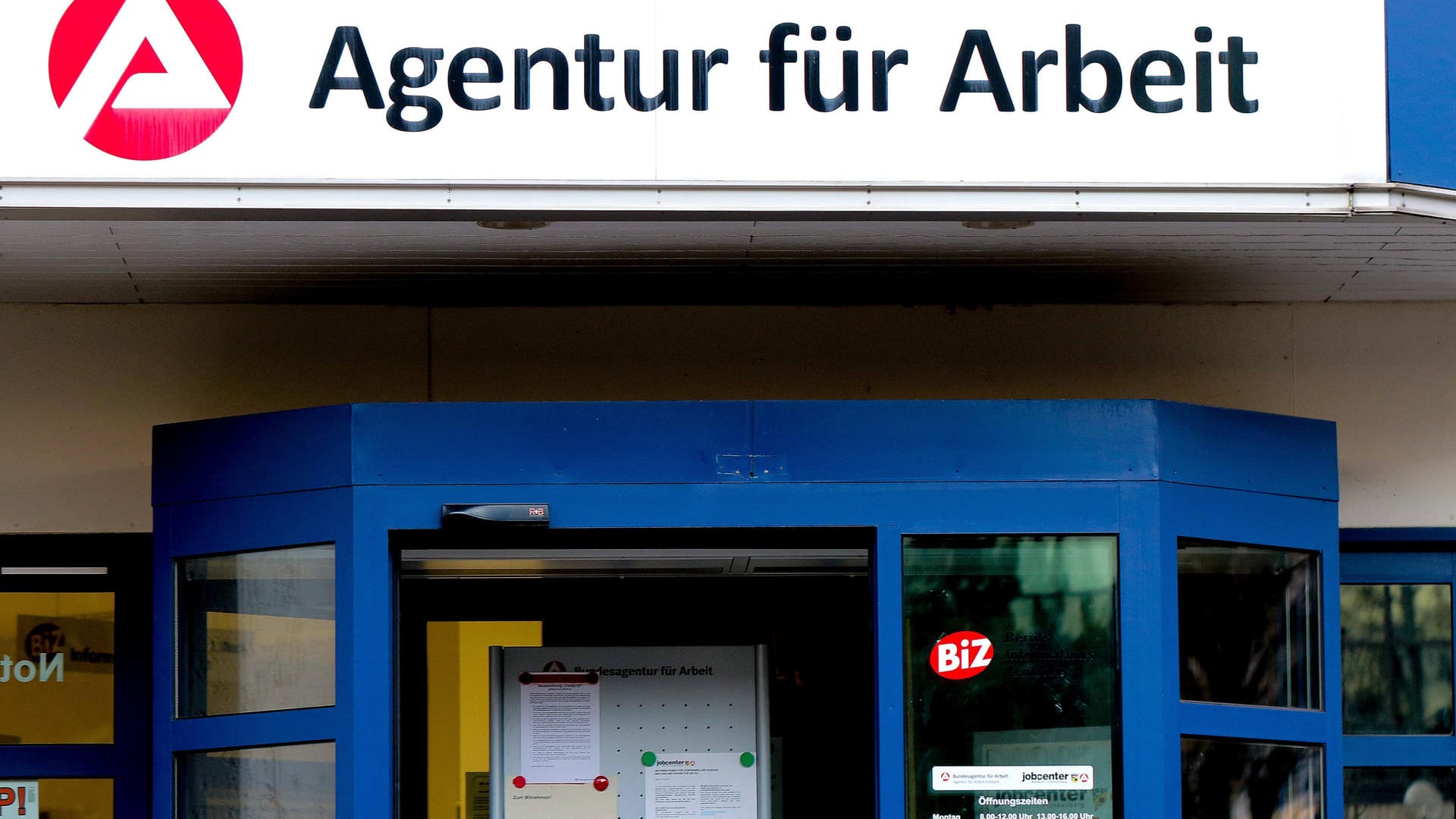 Schriftzug Agentur für Arbeit über dem Eingang zum Arbeitsamt (Symbolbild): Im Januar ist die Arbeitslosenzahl in Hessen weniger stark gestiegen als sonst zu dieser Jahreszeit üblich. Schriftzug Agentur für Arbeit über dem Eingang zum Arbeitsamt (Symbolbild): Im Januar ist die Arbeitslosenzahl in Hessen weniger stark gestiegen als sonst zu dieser Jahreszeit üblich.