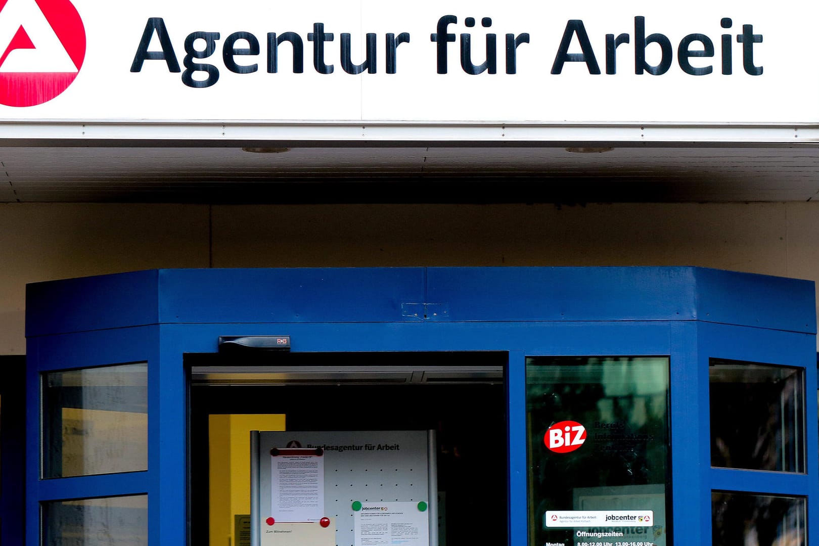 Schriftzug Agentur für Arbeit über dem Eingang zum Arbeitsamt (Symbolbild): Im Januar ist die Arbeitslosenzahl in Hessen weniger stark gestiegen als sonst zu dieser Jahreszeit üblich.