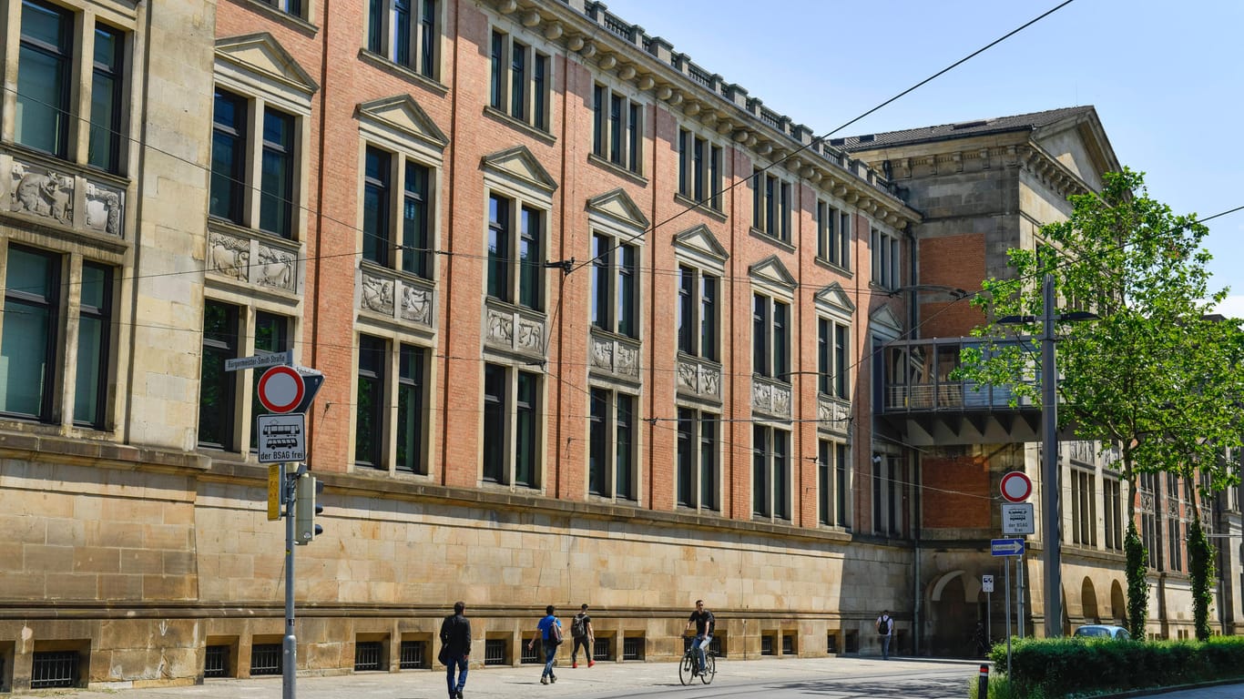 Das Übersee-Museum am Bahnhofsplatz in Bremen (Archivbild): Am 08. Februar gibt das Museum acht menschliche Schädel aus der Sammlung zurück.