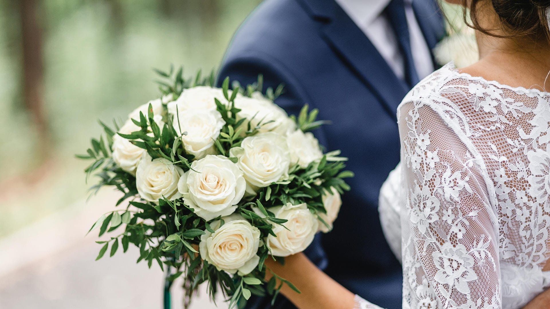 Braut hält einen Hochzeitsstrauß (Symbolbild): Wer heiratet, kann sich mitunter Steuervorteile sichern.