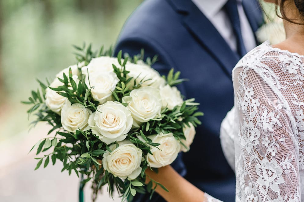 Braut hält einen Hochzeitsstrauß (Symbolbild): Wer heiratet, kann sich mitunter Steuervorteile sichern.