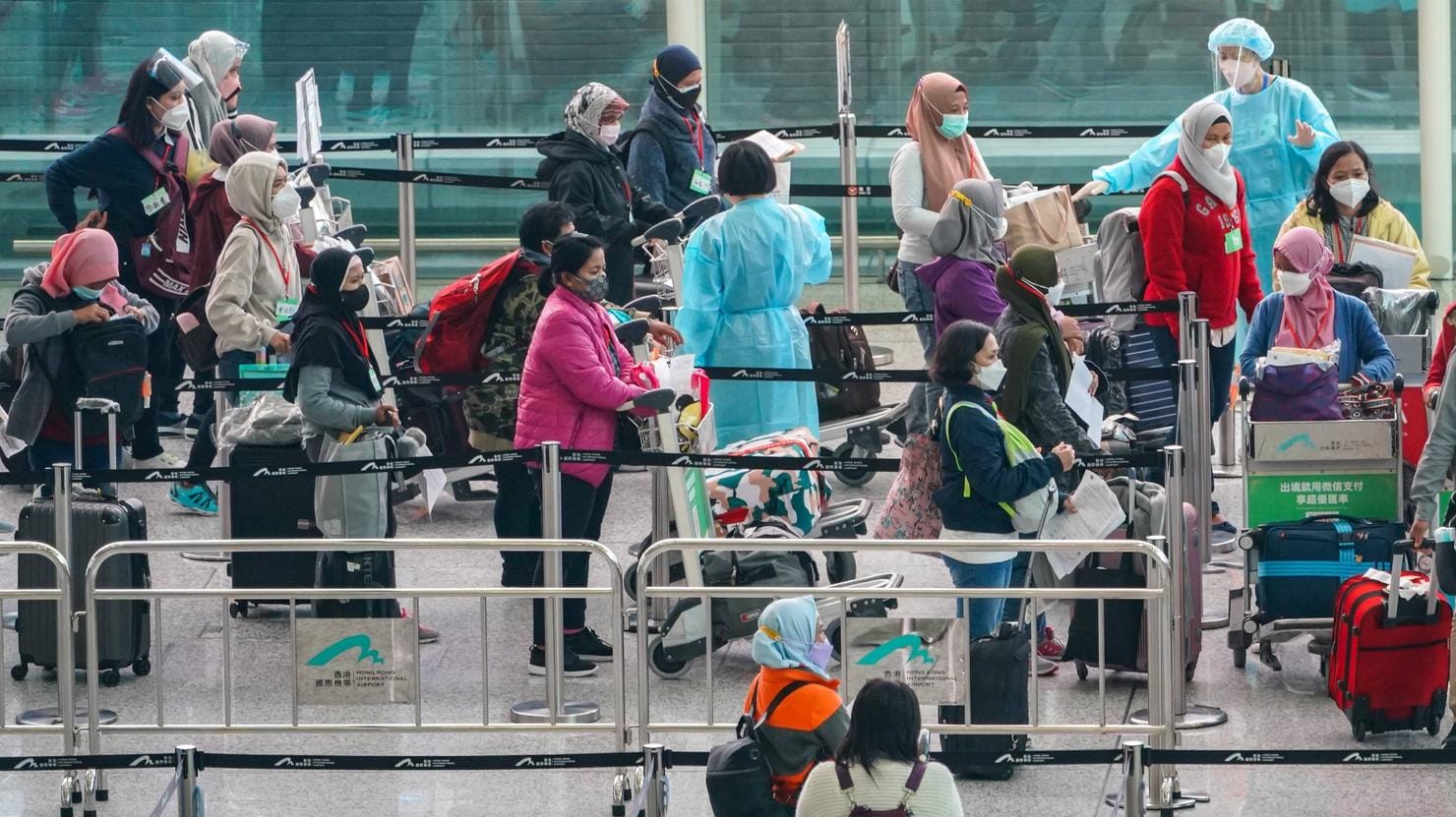 Gesundheitscheck am Flughafen (Symbolbild): Was, wenn ausgerechnet der Corona-Test vor der Rückreise aus dem Urlaub positiv ist?