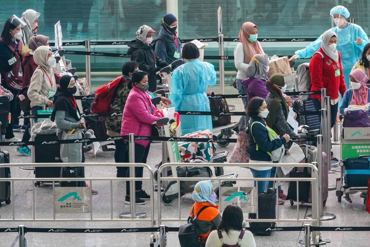 Gesundheitscheck am Flughafen (Symbolbild): Was, wenn ausgerechnet der Corona-Test vor der Rückreise aus dem Urlaub positiv ist?