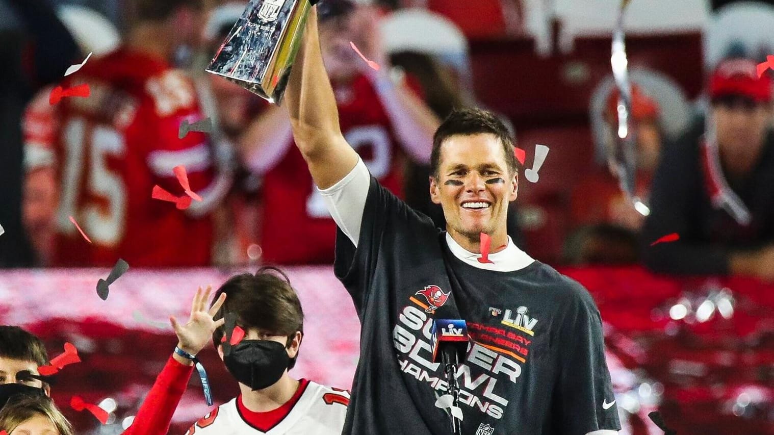 Tom Brady: Der siebenfache Super-Bowl-Champion hat nach 22 Jahren seine Football-Karriere offiziell beendet. Tom Brady: Der siebenfache Super-Bowl-Champion hat nach 22 Jahren seine Football-Karriere offiziell beendet.