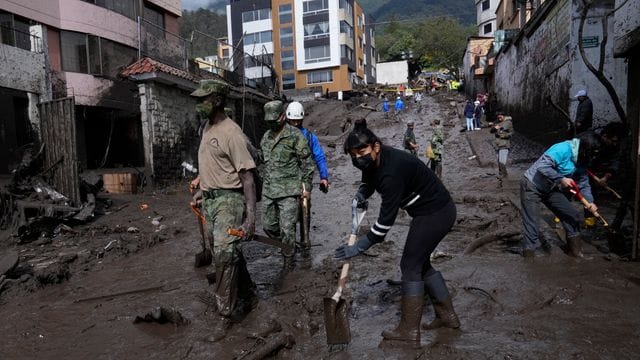Anwohner und Soldaten arbeiten daran, die Straßen in der Hauptstadt Quito von Schlamm zu befreien. Anwohner und Soldaten arbeiten daran, die Straßen in der Hauptstadt Quito von Schlamm zu befreien.