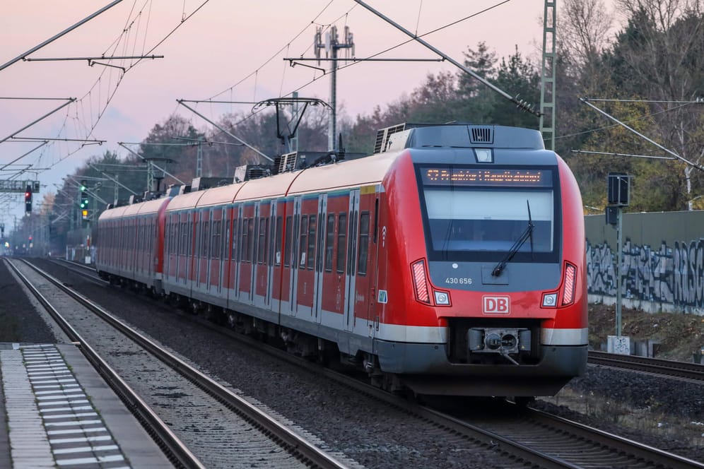 Zug der S-Bahn in Frankfurt (Symbolbild): Die S-Bahnlinie 5 fährt voraussichtlich bis Mitte Mai eingeschränkt.