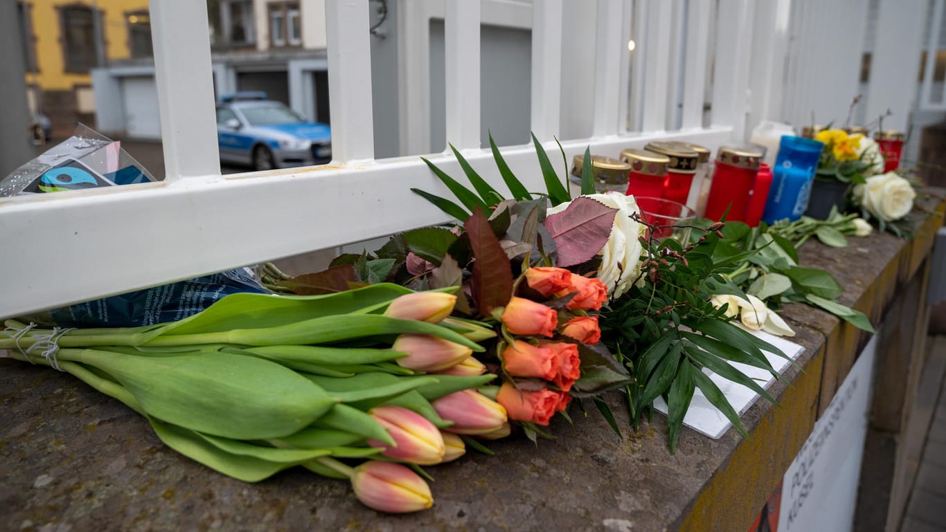 Blumen, Kerzen und Kondolenzschreiben vor der Polizeiwache in Kusel: Viele Menschen zeigten Anteilnahme - nicht nur in Kusel.