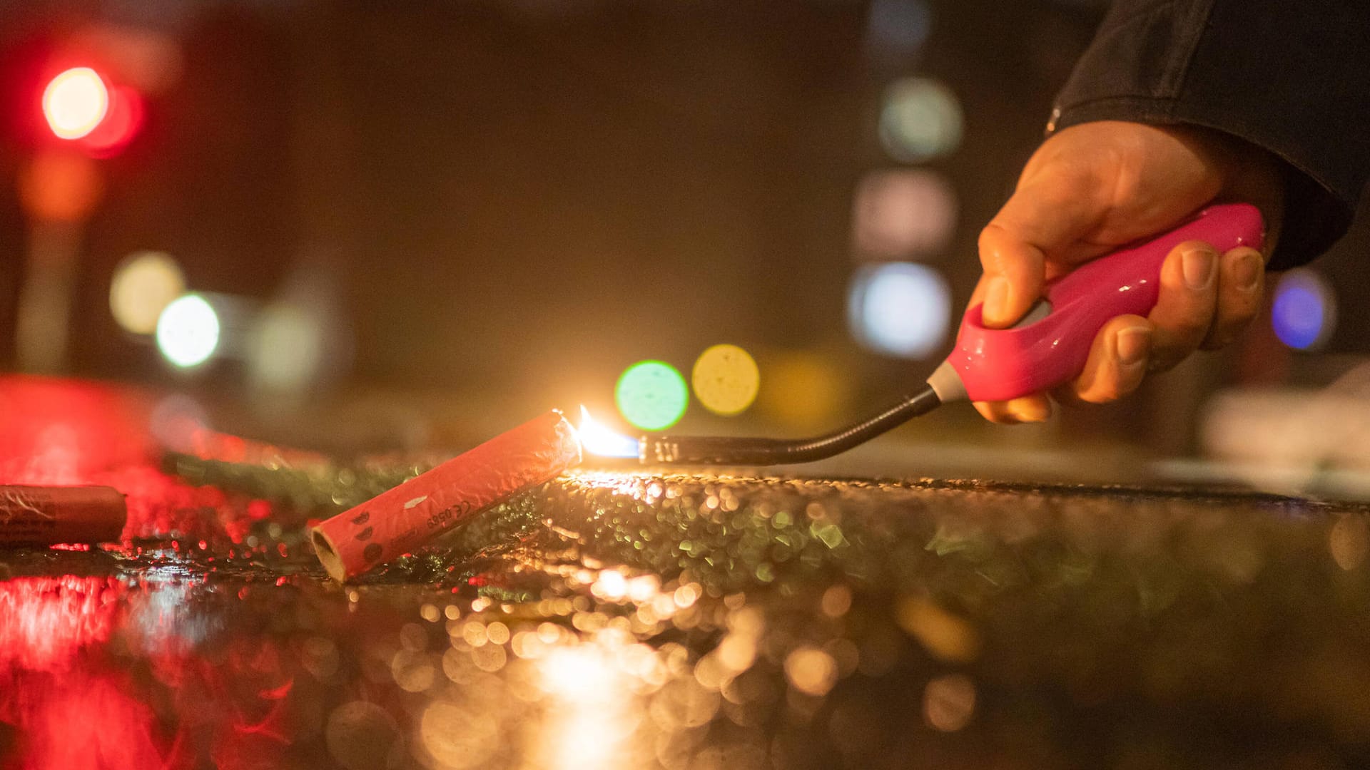 Böller wird angezündet (Symbolbild): Ein Feuerwerk beunruhigte Essener Bürger. Böller wird angezündet (Symbolbild): Ein Feuerwerk beunruhigte Essener Bürger.