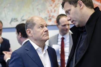 Olaf Scholz und Lars Klingbeil: der Kanzler, der SPD-Chef und die Haltung zu Russland.
