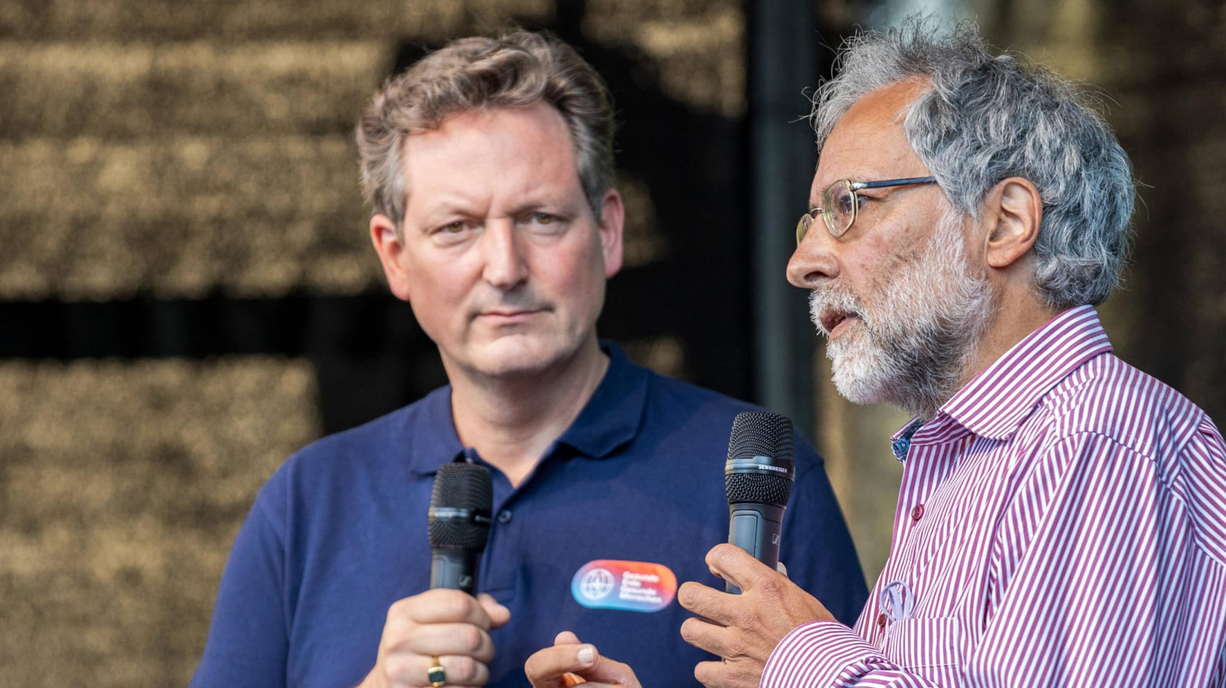 Christoph Bals (rechts) im Gespräch mit Kabarettist Eckart von Hirschhausen (Symbolfoto): Umwelt- und Klimaschützer Bals ist Mitglied in zahlreichen Expertengremien und unterstützt unter anderem den Bürgerrat Klima in dessen wissenschaftlichem Kuratorium.