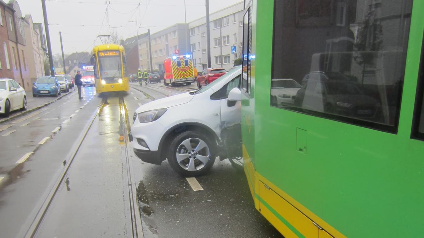 Der Unfallort: Eine Straßenbahn krachte in einen Pkw.