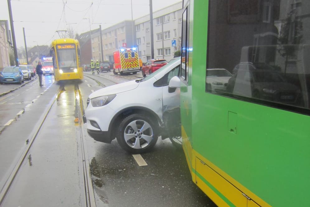 Der Unfallort: Eine Straßenbahn krachte in einen Pkw.
