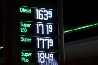 Autofahren bleibt teuer: Die Preise für Kraftstoffe ziehen auch im Januar 2022 weiter an.