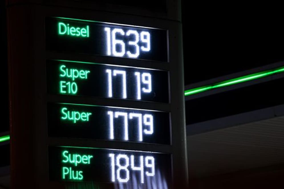 Autofahren bleibt teuer: Die Preise für Kraftstoffe ziehen auch im Januar 2022 weiter an.