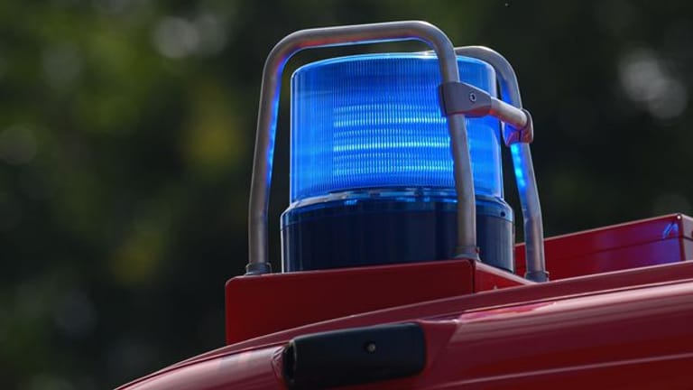 Ein Blaulicht auf dem Dach eines Einsatzfahrzeugs der Feuerwehr: Eine Frau und ihr Kind starben in der Nähe von Mönchengladbach.
