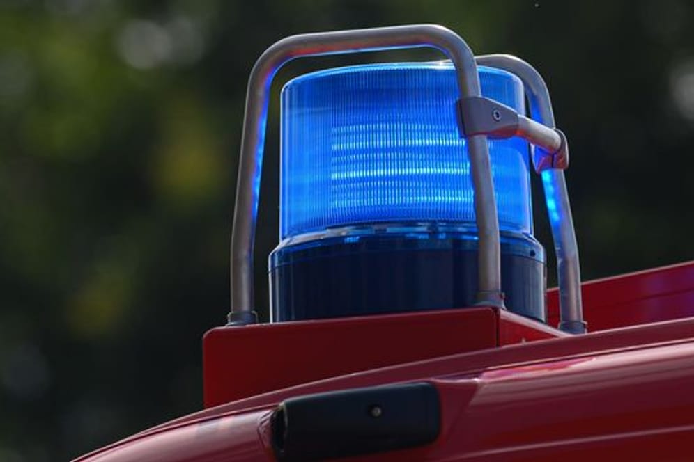 Ein Blaulicht auf dem Dach eines Einsatzfahrzeugs der Feuerwehr: Eine Frau und ihr Kind starben in der Nähe von Mönchengladbach.