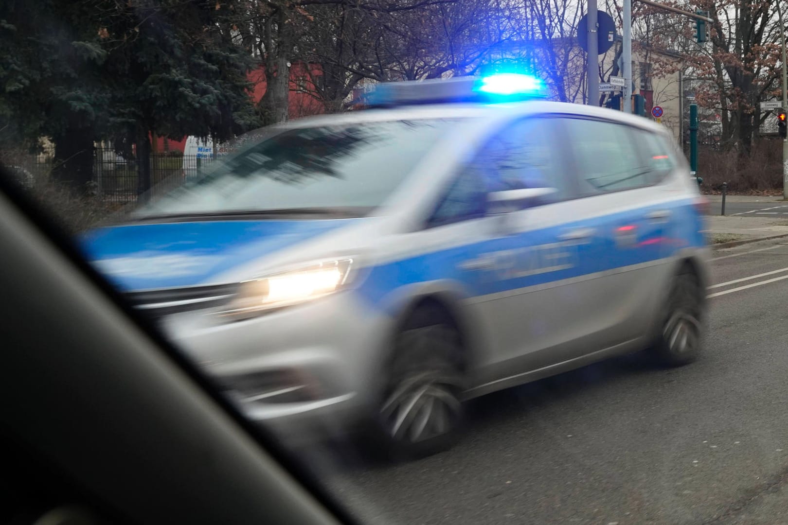 Ein Polizeiauto im Einsatz (Symbolbild): In Bremen hat die Polizei ein Hassplakat entfernt.