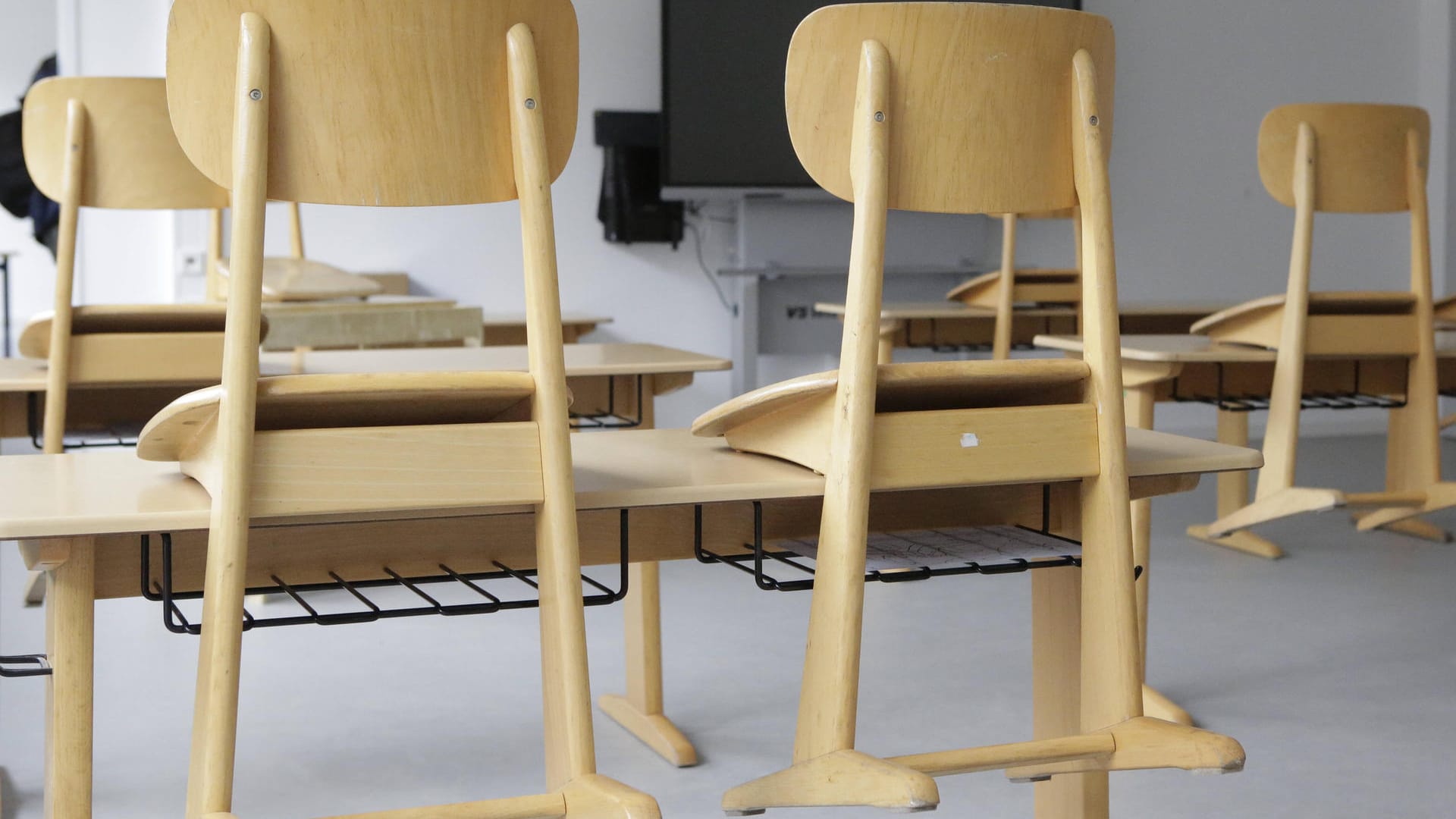 Leeres Klassenzimmer mit Stühlen auf den Tischen (Symbolbild): Die Prüfung der drei Lehrer unter Rechtsextremismus-Verdacht dauert noch an.