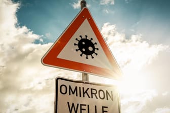 Warn-Schild mit der Aufschrift Omikron Welle (Symbolbild): Die Staatsregierung befürchtet massenhafte Krankmeldungen durch die Virus-Variante.
