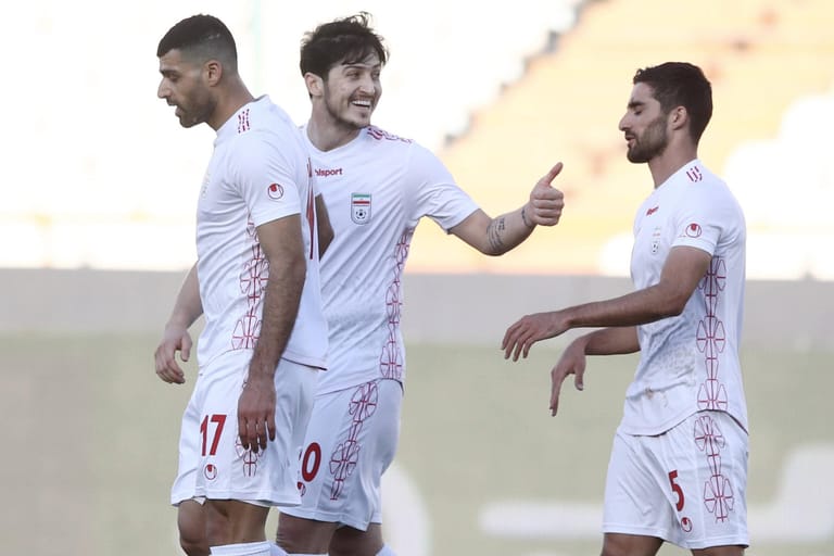 Iran: Seit Januar stürmt Sardar Azmoun (Mitte) in der Bundesliga für Bayer Leverkusen. Im Dezember wird er in Katar zu sehen sein, denn der Torjäger hat sich mit dem Iran als erstes Team aus dem asiatischen Kontinent neben dem Gastgeber selbst qualifiziert.